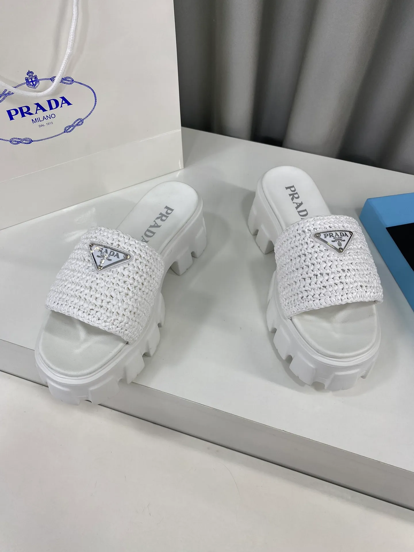 💕💕Factory direct selling price p460💕💕 Prada's latest tooth-woven thick-soled triangle buckle slippers☑️ Latest environmentally friendly PP material, fully handmade crochet, just like knitting sweaters, slow work and meticulous work, retro fashionable thick-soled shoes, with rubber uppers, making the whole pair of shoes light and comfortable. Bright colors, a variety of choices to meet the needs of fashionable people with different styles! The iconic metal triangle logo is paired with the shape of ancient beach slippers. Every design element is fashionable! Size: Women's 35-39 (34, 40, custom-made, non-returnable) Full set of counter original packaging